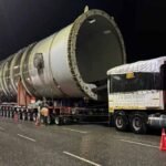 यूपी पहुंचा 308 पहियों वाला ‘बाहुबली’ ट्रक! मशीन निकालने के लिए क्रेन से उठाना पड़ा ब्रिज