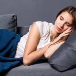 सोते समय लोग क्यों करते हैं बड़बड़ाना? जानें Sleep Talking के पीछे की वजह और कब सतर्क होना जरूरी