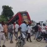 उज्जैन में बड़ा सड़क हादसा: बाइक सवारों को बचाने में पलटी बस, 2 की मौत और 5 महिलाएं घायल