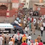 ​पहले मानवता, फिर परंपरा: एंबुलेंस के लिए सीएम योगी ने रुकवाई विजयादशमी शोभायात्रा
