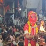 खप्पर यात्रा में आधी रात तलवार लेकर निकलीं देवी, डिप्टी CM विजय शर्मा ने किए दर्शन
