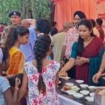 थाना परिसर में पुलिस ने लगाया भंडारा, अफसरों ने खुद बांटा महाप्रसाद