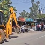 रायपुर में ढाबा तोड़ने पहुंची प्रशासन की टीम, संचालक ने खुद पर पेट्रोल डालकर मचाया हंगामा