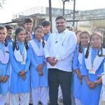 शिक्षा मंत्री  गजेन्द्र यादव स्कूल से घर लौट रहे स्कूली बच्चों के बीच पहुंचकर सहज संवाद में जानी पढ़ाई और स्कूल की जरूरतें