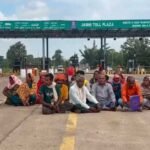 टोल वसूली के खिलाफ 12 पंचायतों का हल्लाबोल, ग्रामीणों ने जमही टोल प्लाजा पर किया चक्काजाम