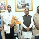मुख्यमंत्री  विष्णु देव साय से एशियन गेम्स के कांस्य पदक विजेता एथलीट अनिमेष कुजूर ने की सौजन्य मुलाकात