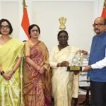 राष्ट्रपति द्रौपदी मुर्मु को राज्यपाल रमेन डेका ने भेंट की पहाड़ी मैना  की प्रतिकृति